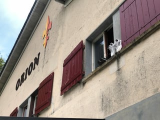 Auf dem Fensterbrett sieht man Schuhe