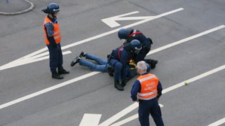 Absolventen der Polizeischule in Hitzkirch bei einer Übung.