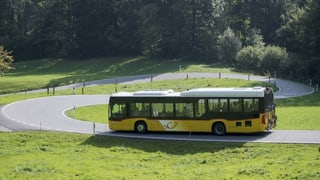 Postauto auf Strasse. Postauto auf Strasse.