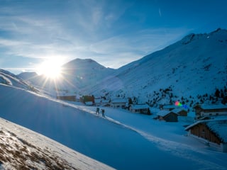 Verschneites Bergtal bei aufgehender Sonne Verschneites Bergtal bei aufgehender Sonne