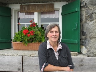 Gerlinde Neff vor der Alphütte.