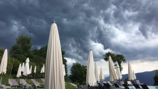 Gewitterwolken über dem Kurhaus Cademario am Montag. Gewitterwolken über dem Kurhaus Cademario am Montag.