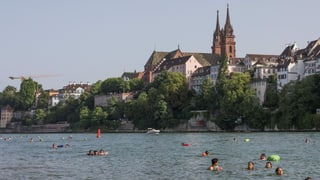 Badende im Rhein bei Basel, dahinter das Münster. Badende im Rhein bei Basel, dahinter das Münster.