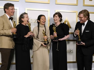 Drei Frauen und zwei Männer mit je einer Oscar-Trophäe in den Händen