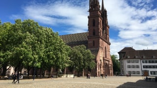 Platz mit grosser, roter Kirche (Münster).