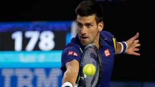Novak Djokovic schlägt einen Ball.