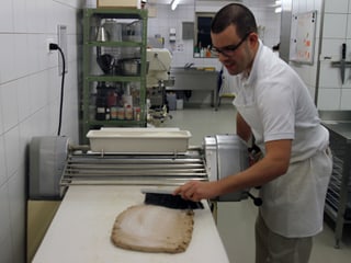 Bäckermeister Marcel Villiger bereitet die Lebkuchenmasse vor.