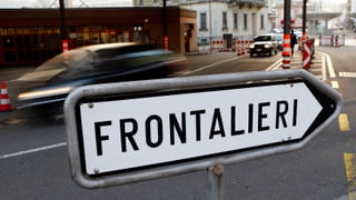 Ein Schild «Frontalieri» an einem Tessiner Grenzübergang.