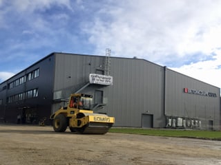 Betoncoupe-Arena mit Baumaschine im Vordergrund