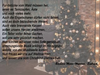 Festlich geschmücktes Wohnzimmer mit Weihnachtsbaum.