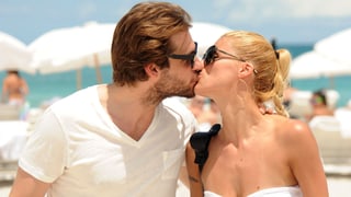 Tomaso Trussardi und Michelle Hunziker küssen sich.