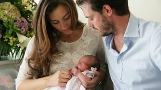 Prinzessin Claire, Prinz Félix halten ihr Baby auf dem Arm