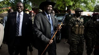 Präsident Salva Kiir (rechts) und sein ehemaliger Stellvertreter Riek Machar gehen nebeneinander.