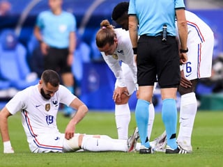 Karim Benzema verletzt am Boden. Karim Benzema verletzt am Boden.