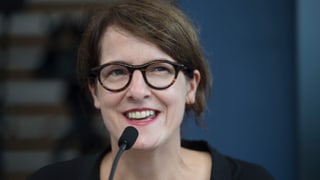 Frau mit lachendem gesicht hinter einem Mikrofon Frau mit lachendem gesicht hinter einem Mikrofon