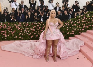 Nicki Minaj auf dem rosa Teppich.