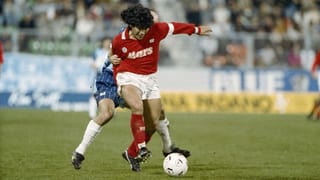 Diego Armando Maradona in einem roten Napoli-Shirt mit der Aufschrift Mars. Diego Armando Maradona in einem roten Napoli-Shirt mit der Aufschrift Mars.