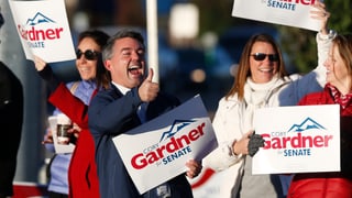 Cory Gardner und Wähler an einer Veranstaltung