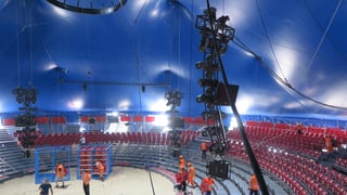 Das halbfertige Innere eines Zirkuszeltes.