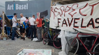 Das Favela-Dorf vor den Hallen der Art Basel.