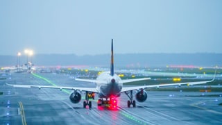 Flugzeug auf der Startbahn.