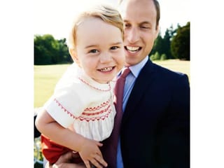 Prinz George in die Kamera grinsend. Prinz William hält ihm auf dem Arm.