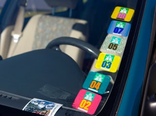 7 Vignetten auf eine Autoscheibe geklebt