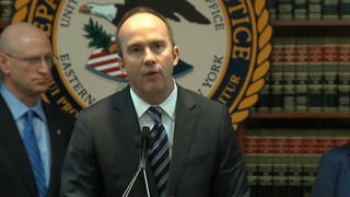 FBI-Chef James Comey hinter drei Mikrofonen