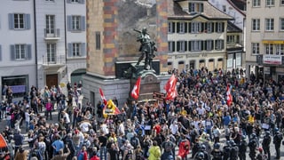 Personen stehen um das Telldenkmal herum Personen stehen um das Telldenkmal herum