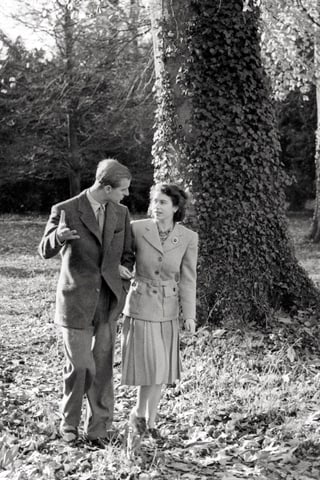 Prinz Philip spaziert mit seiner Frau Elizabeth über Herbstblätter.