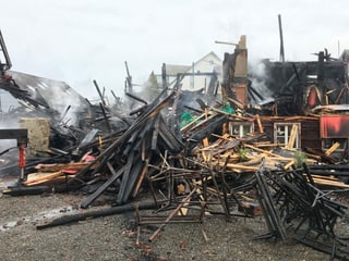 Am nächsten Morgen bleibt vom ehemaligen Bauernhaus nur noch ein verkohlter Holz und Steinberg übrig. 