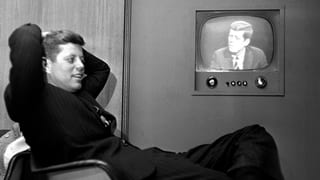 John F. Kennedy vor dem Fernseher. John F. Kennedy vor dem Fernseher.