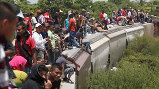 Mexikaner sitzen auf einem Zug, genannt «La bestia».