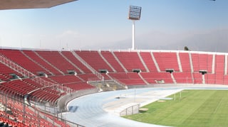 Leere Tribüne eines Fussballstadions in Chile.