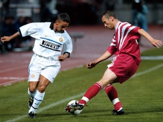 Ein Skonto-Spieler setzt sich 1998 gegen Roberto baggio durch.