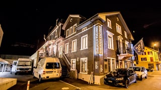 Der SRF-Übertragungswagen vor dem Theater Ticino.