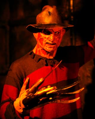 Die Filmfigur Freddy Krueger: Halbverwestes Gesicht, Lederhut und Messerfingern.