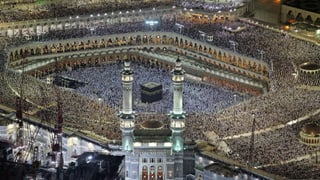 Pilger laufen um die Kaaba im Innenhof der Heiligen Moschee von Mekka