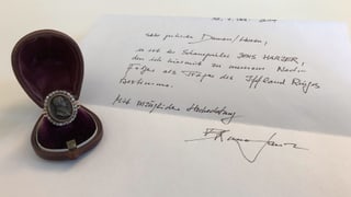 Ein Ring liegt auf einem Brief, geschrieben von Bruno Ganz