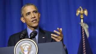 Barack Obama spricht an einem Rednerpult