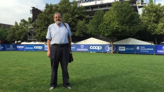 Thomas Mächler steht auf der Wiese bei der Kaserne Basel