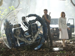 Chris Pratt und Bryce Dallas Howard neben einer zerstörten Besichtigungskugel.