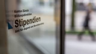 Eine Glastür mit der Aufschrift «Kanton Zürich Bildungsdirektion Stipendien»