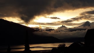 Goldene Wolkenlücke über dem Berner Oberland. Goldene Wolkenlücke über dem Berner Oberland.