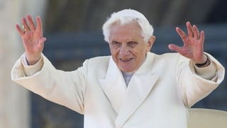 Papst Benedikt XVI. an seiner letzten Generalaudienz am 27. Februar 2013. Papst Benedikt XVI. an seiner letzten Generalaudienz am 27. Februar 2013.