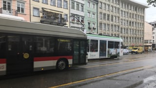 Tram und Bus fahren am Marktplatz vorbei.