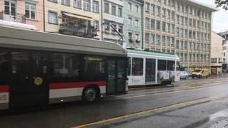 Tram und Bus fahren am Marktplatz vorbei. Tram und Bus fahren am Marktplatz vorbei.