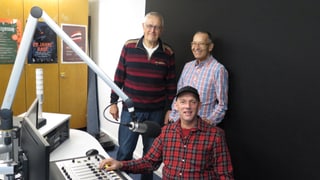 Oben links steht Initiator Peter Willener, neben ihm Koordinator Gianni Python. Der Techniker, Adi, sitzt am Pult. Oben links steht Initiator Peter Willener, neben ihm Koordinator Gianni Python. Der Techniker, Adi, sitzt am Pult.