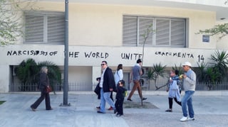 Leute laufen vor einem Gebäude auf dem steht: «Narzissten auf der Welt vereint euch. Crapumenta 14».