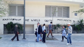 Leute laufen vor einem Gebäude auf dem steht: «Narzissten auf der Welt vereint euch. Crapumenta 14». Leute laufen vor einem Gebäude auf dem steht: «Narzissten auf der Welt vereint euch. Crapumenta 14».